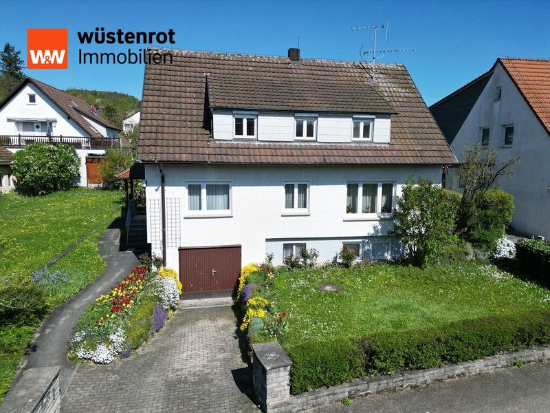 Raum für Familie und Ideen – vielseitiges Zweifamilienhaus mit schönem Garten